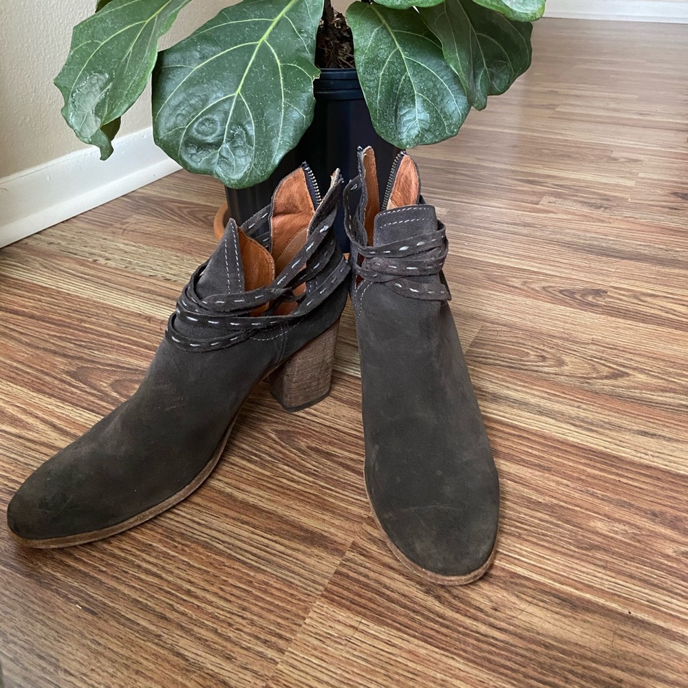 LIKE NEW Frye suede booties